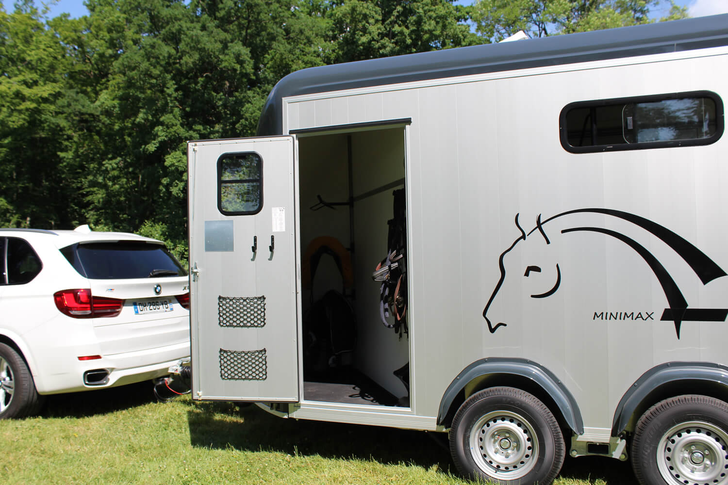 Cheval Liberte Minimax Maxi3 Herringbone horse trailer