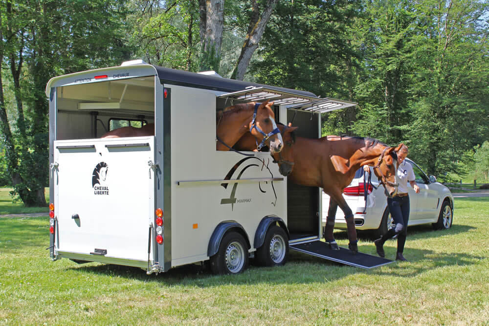 Cheval Liberte Minimax Maxi3 Herringbone horse trailer
