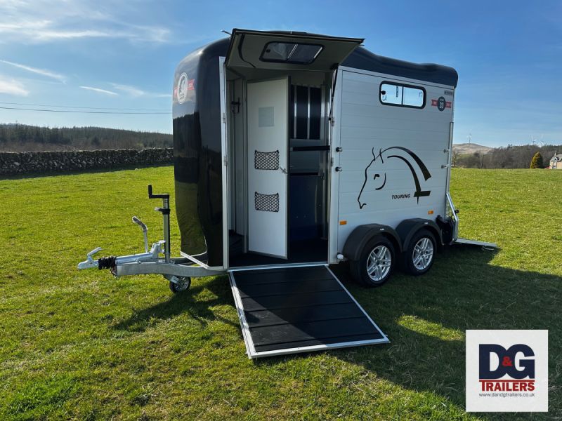 Cheval Liberte Touring Country Double Horse Trailer with Saddle Room in Black **Anniversary Model** - Image 8