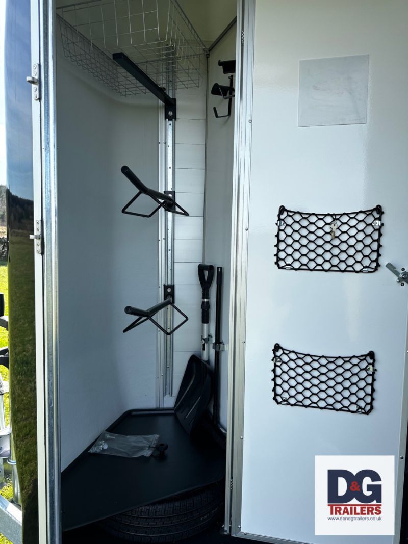 Cheval Liberte Touring Country Double Horse Trailer with Saddle Room in Black **Anniversary Model** - Image 9