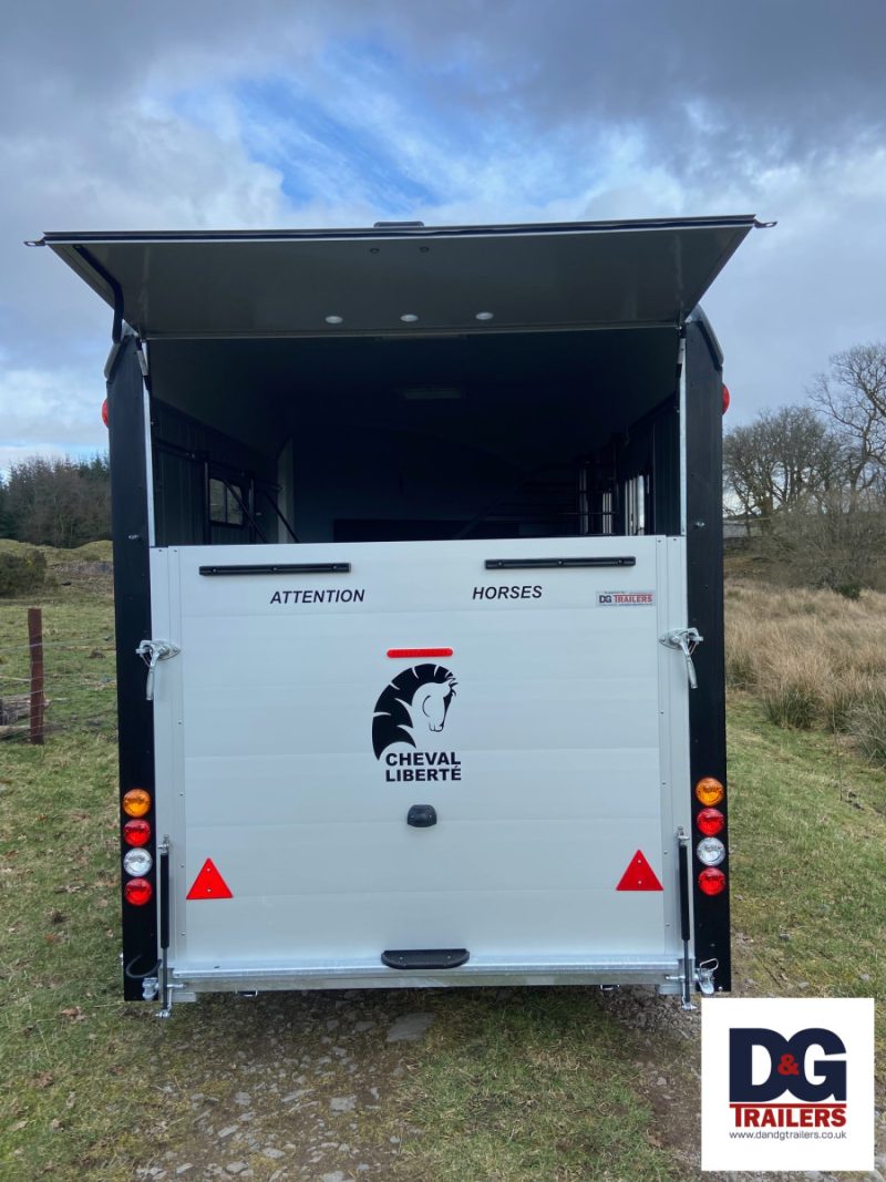 Brand New Cheval Liberte Maxi 3 Herringbone Horse Trailer in Black - Image 11