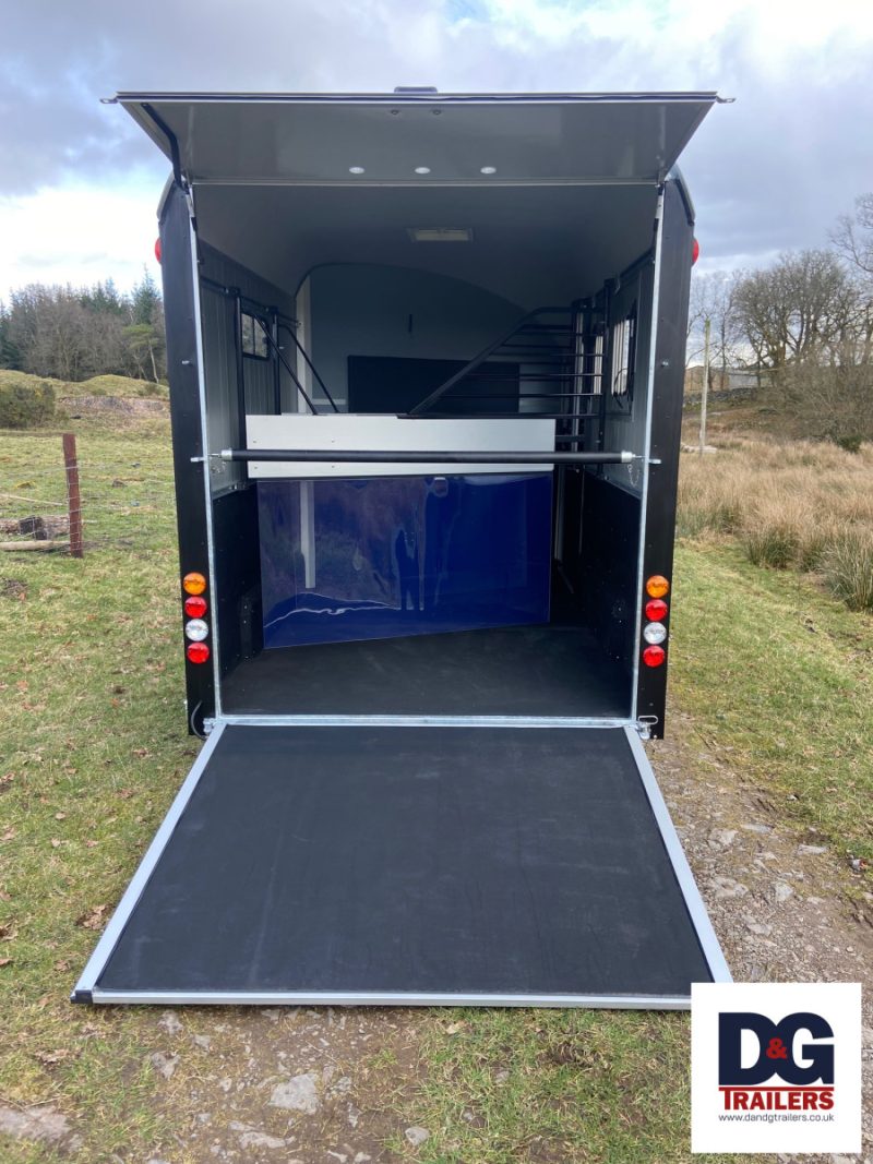 Brand New Cheval Liberte Maxi 3 Herringbone Horse Trailer in Black - Image 8