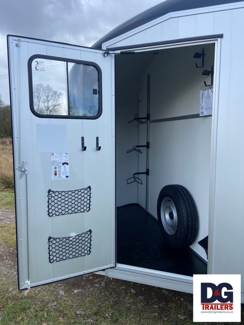 Brand New Cheval Liberte Maxi 3 Herringbone Horse Trailer in Black - Image 4