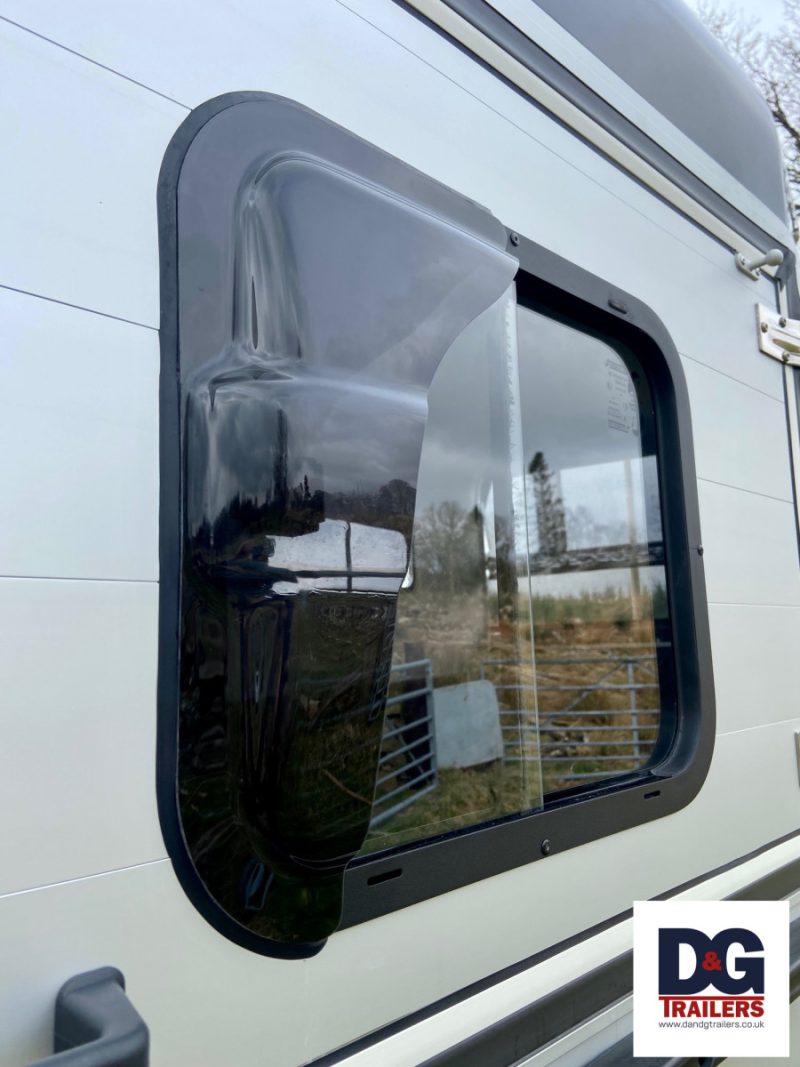 Cheval Liberte Touring One Single Horse Trailer in Black - Image 12