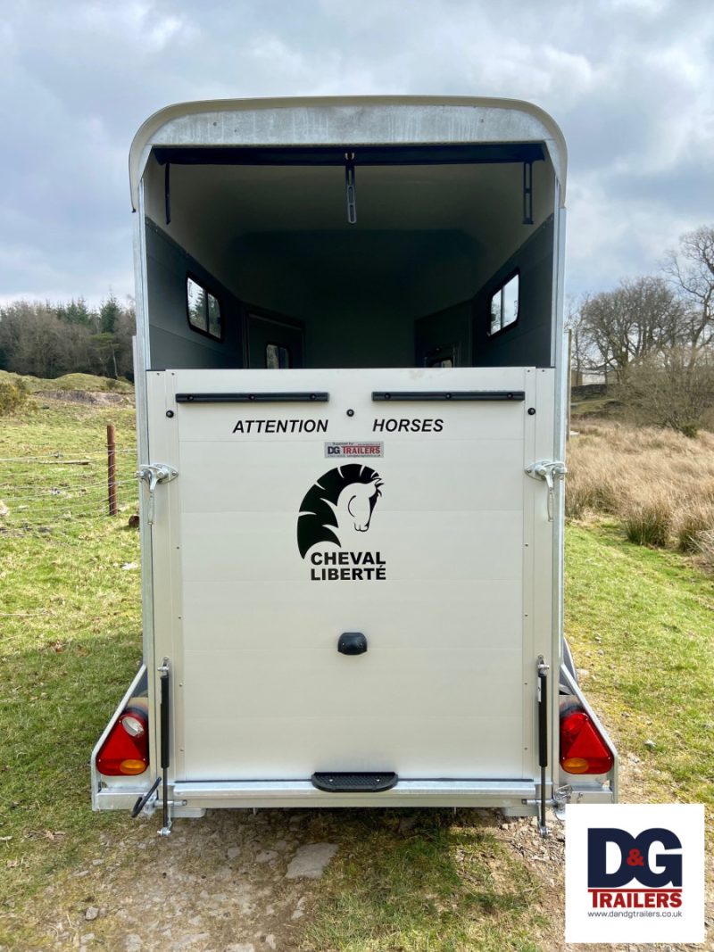 Cheval Liberte Touring One Single Horse Trailer in Black - Image 7