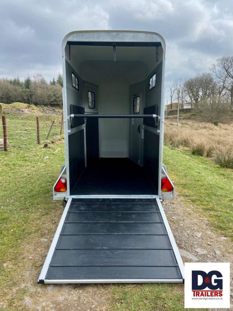 Cheval Liberte Touring One Single Horse Trailer in Black - Image 8