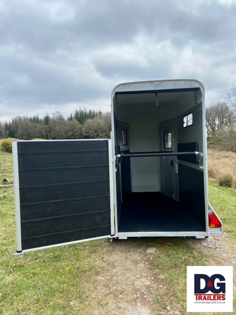 Cheval Liberte Touring One Single Horse Trailer in Black - Image 9