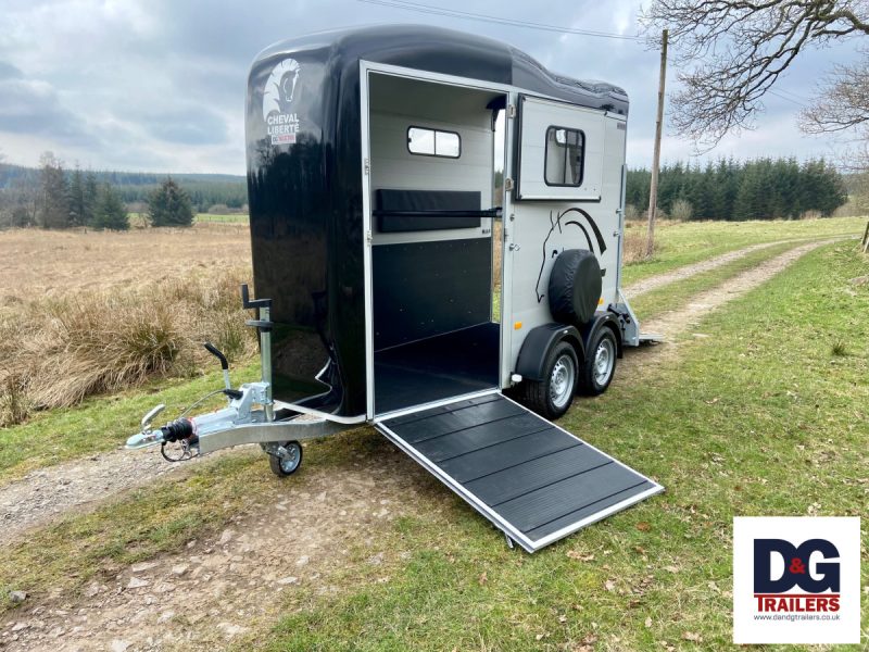 Cheval Liberte Touring One Single Horse Trailer in Black - Image 11