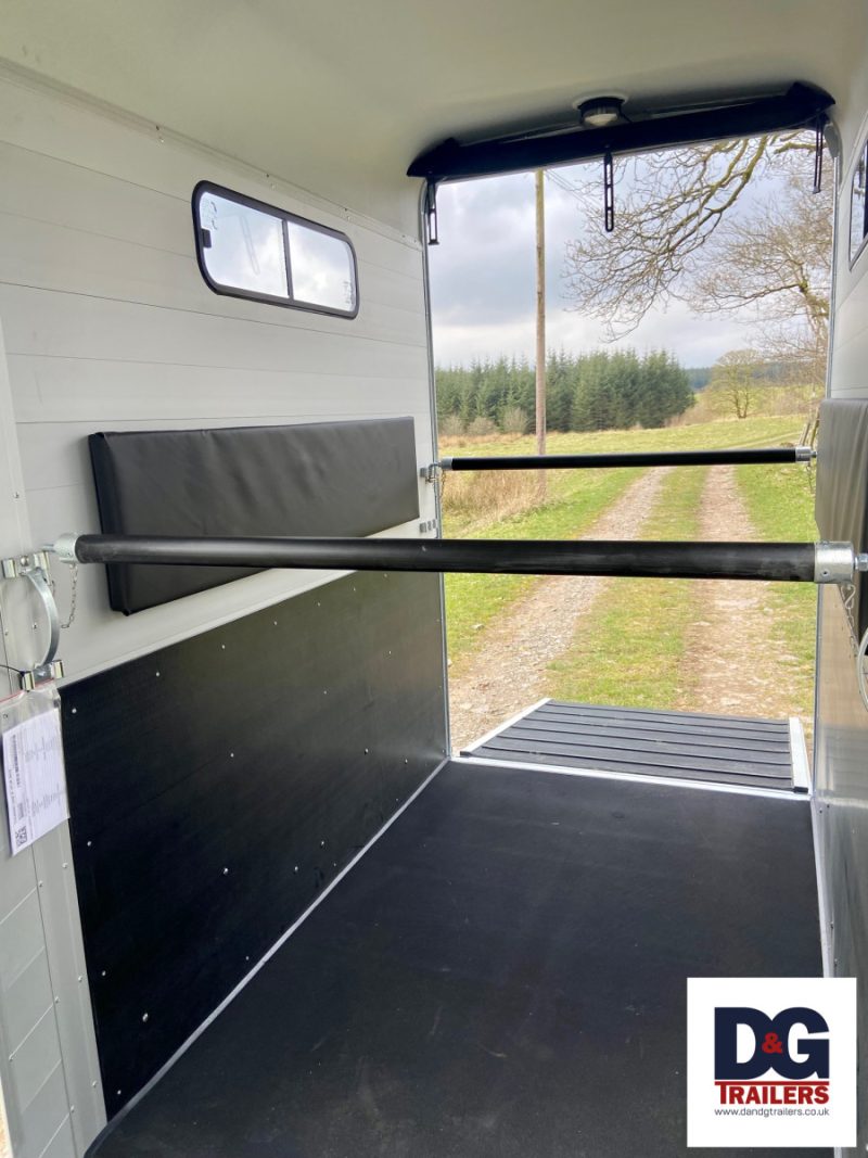 Cheval Liberte Touring One Single Horse Trailer in Black - Image 14