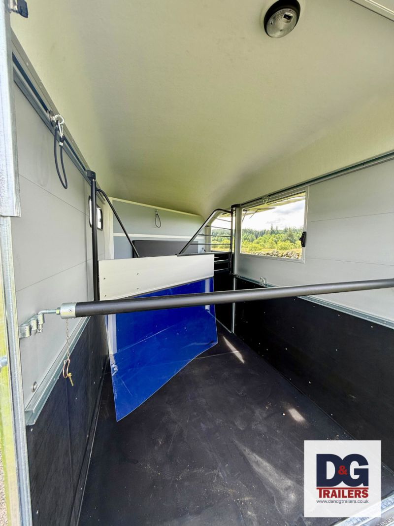 Cheval Liberte Maxi 2 Herringbone Horse Trailer in Black with Rear Tailgate - Image 12