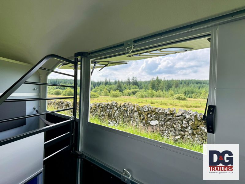 Cheval Liberte Maxi 2 Herringbone Horse Trailer in Black with Rear Tailgate - Image 13