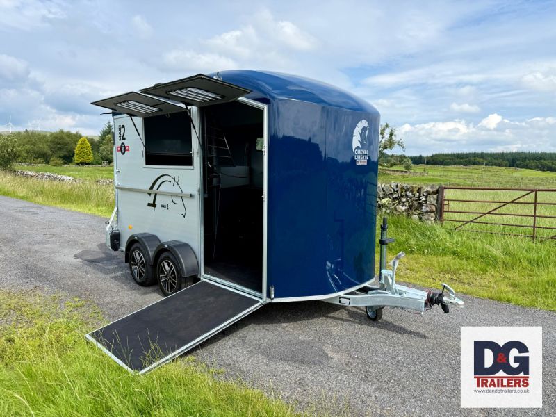Cheval Liberte Maxi 2 Herringbone Horse Trailer in Blue with Rear Tailgate - Image 8