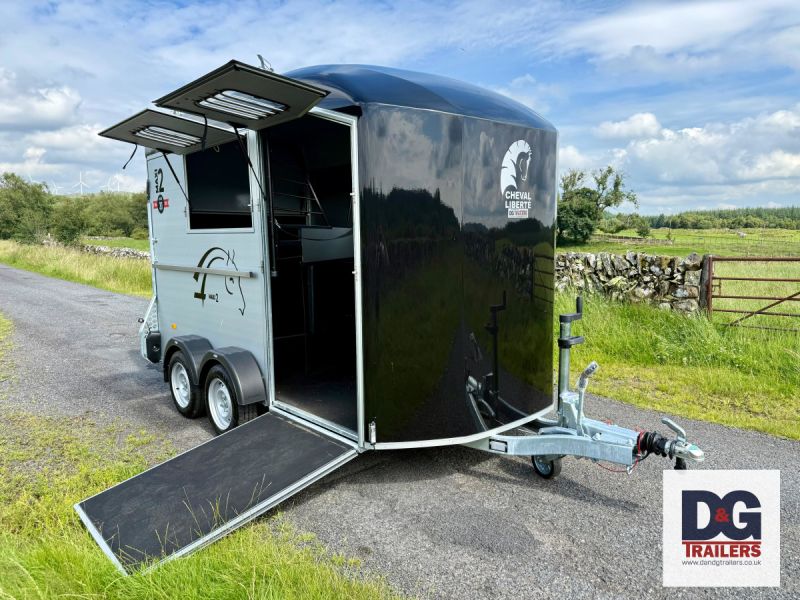Cheval Liberte Maxi 2 Herringbone Horse Trailer in Black with Rear Tailgate - Image 11