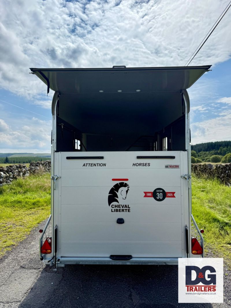 Cheval Liberte Maxi 2 Herringbone Horse Trailer in Black with Rear Tailgate - Image 10