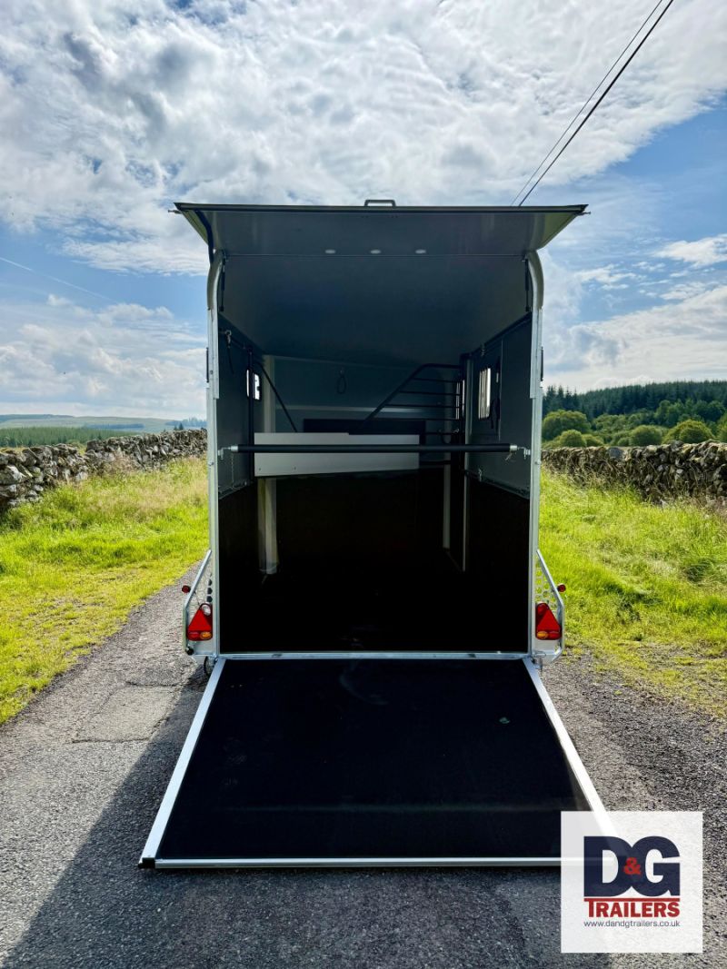 Cheval Liberte Maxi 2 Herringbone Horse Trailer in Black with Rear Tailgate - Image 9