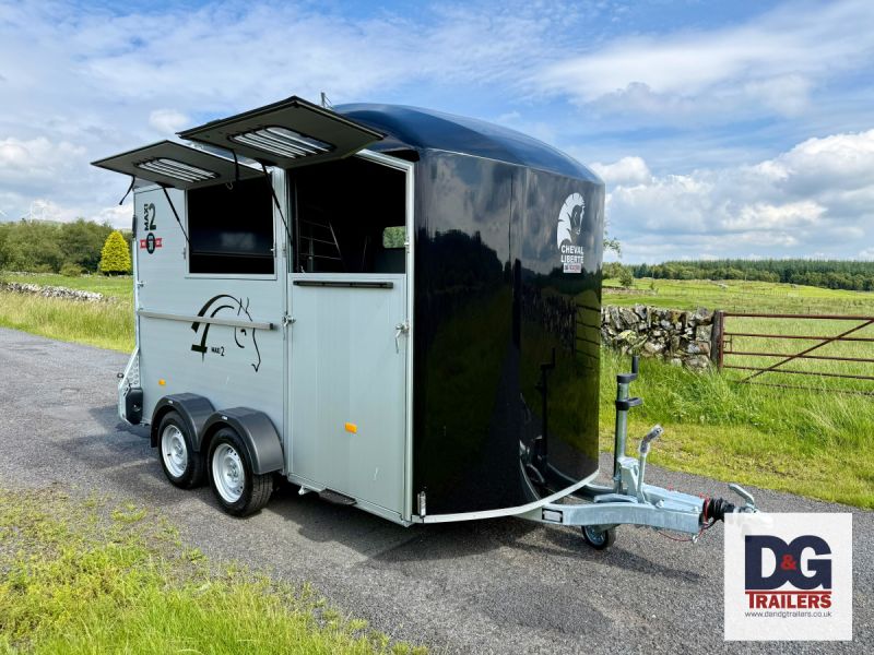 Cheval Liberte Maxi 2 Herringbone Horse Trailer in Black with Rear Tailgate - Image 8