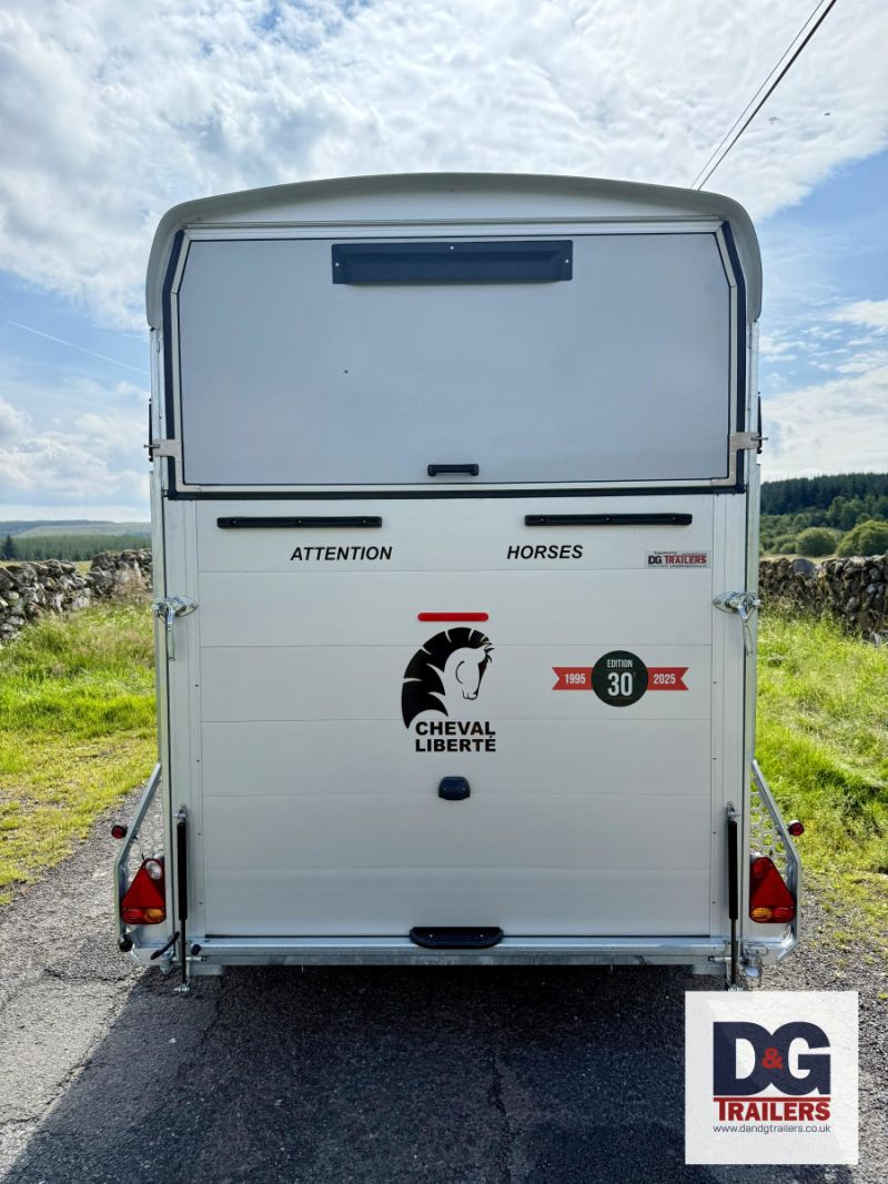 Cheval Liberte Maxi 2 Herringbone Horse Trailer in Black with Rear Tailgate - Image 7