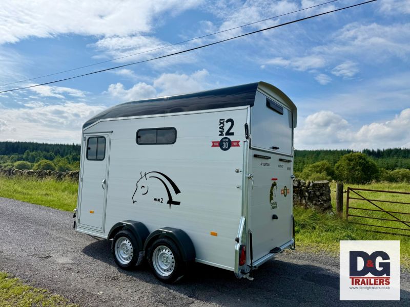 Cheval Liberte Maxi 2 Herringbone Horse Trailer in Black with Rear Tailgate - Image 6