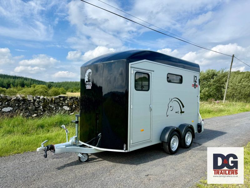 Cheval Liberte Maxi 2 Herringbone Horse Trailer in Black with Rear Tailgate - Image 2