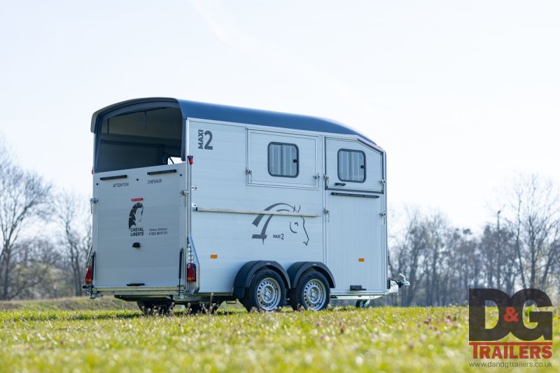 Cheval Liberte Maxi 2 Herringbone Horse Trailer in Blue with Rear Tailgate - Image 9