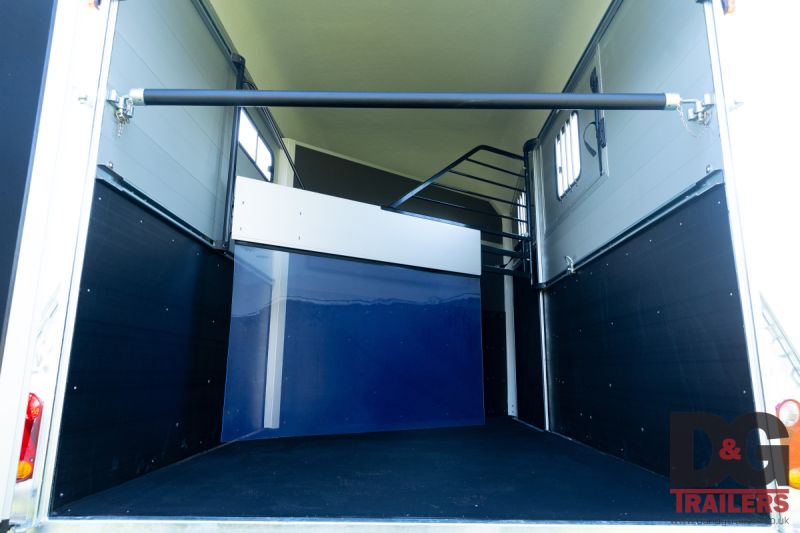 Cheval Liberte Maxi 2 Herringbone Horse Trailer in Blue with Rear Tailgate - Image 5